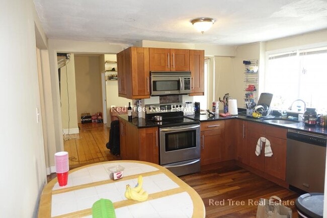 Building Photo - 72 Hillside St