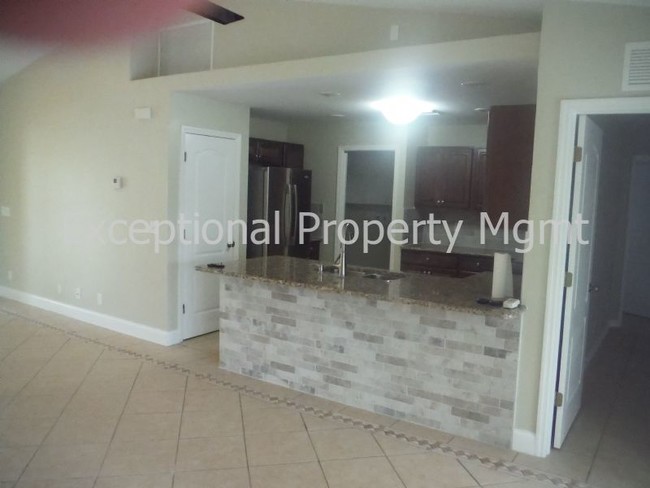 Foto del edificio - Pool Home!  3 Car Garage! 3 Bedroom 2 bath...