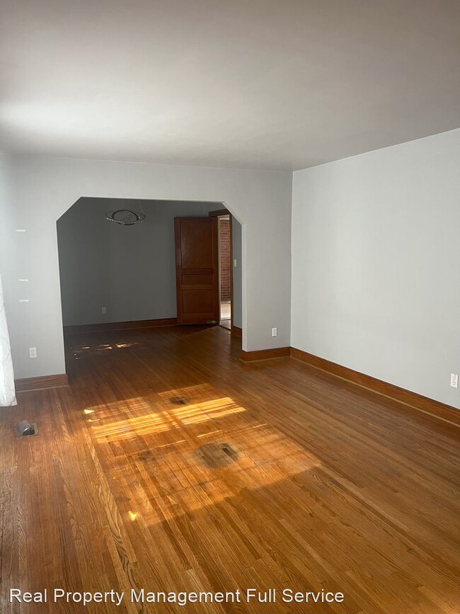 Building Photo - 3 br, 1 bath House - 1111 Riverwood Drive