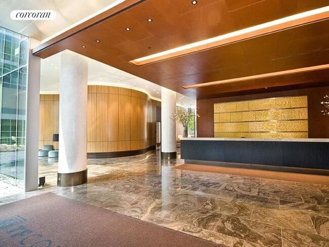 Foto del edificio - 505 W 37th St