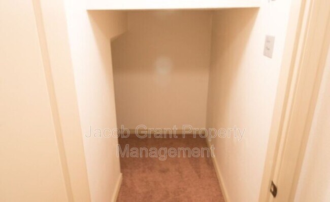 Building Photo - 454 E Center St