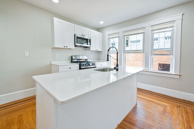 Foto del edificio - Newly renovated apartment for rent by Providence College / Elmhurst(Available 6/1/2026)