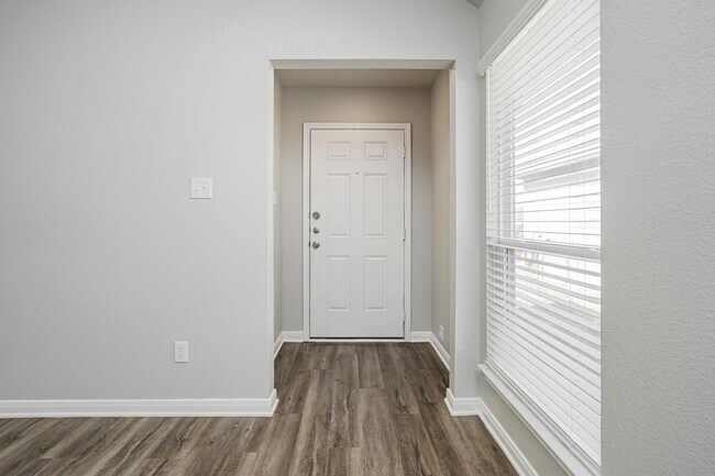 Foto del edificio - 623 Hollyhock Dr