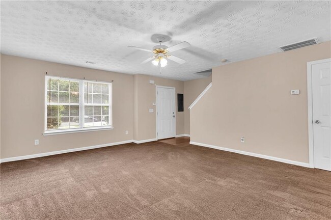 Building Photo - 5566 Pineridge Ct