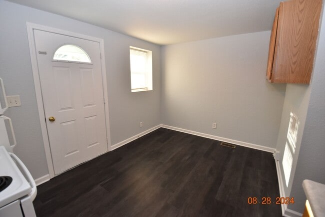 Building Photo - Fifth 803-805