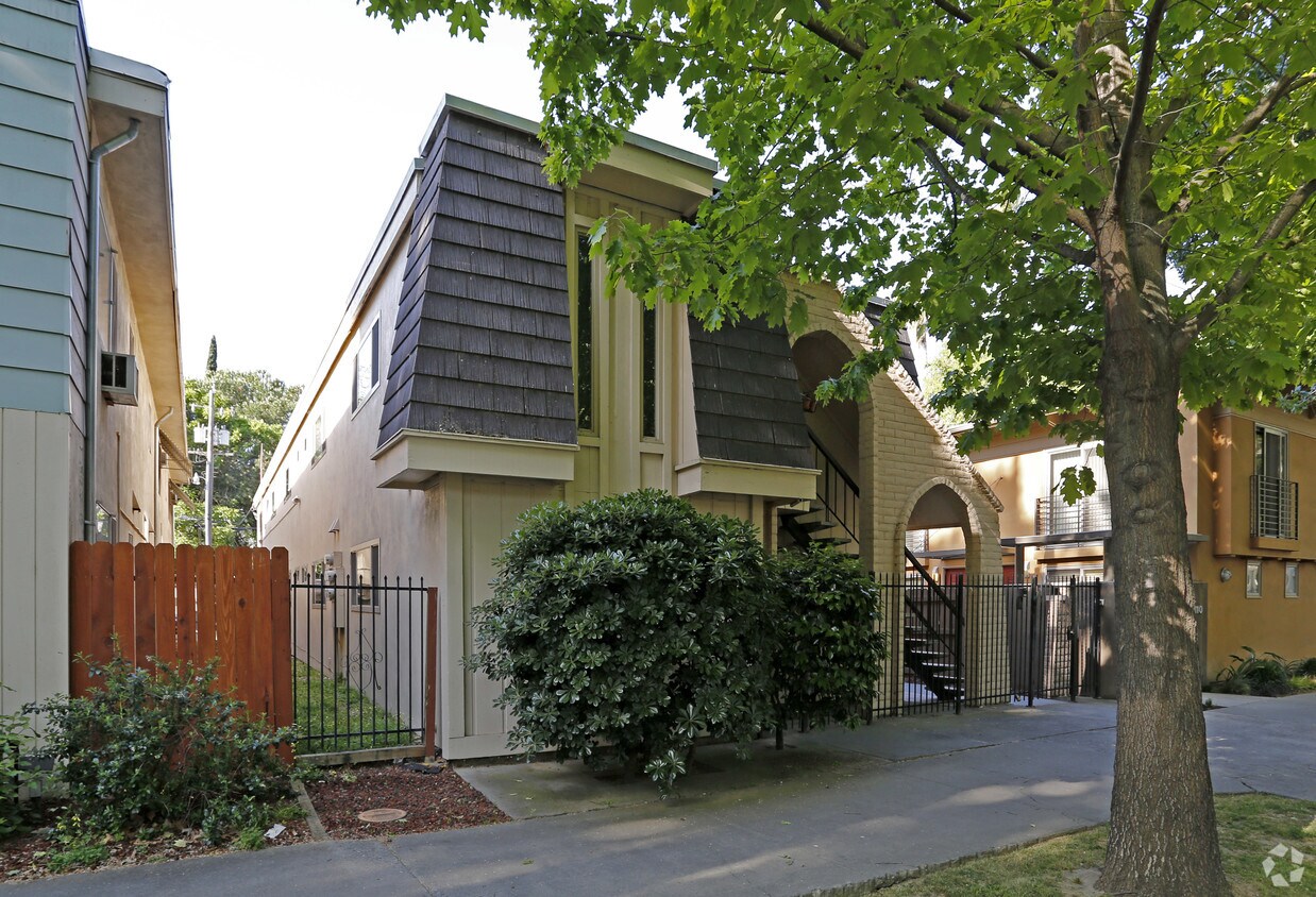 Building Photo - 2114 H St