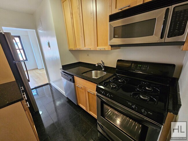 Foto del edificio - 1-Bedroom Apartment by Union Square | 5th Floor, Full-Service Building