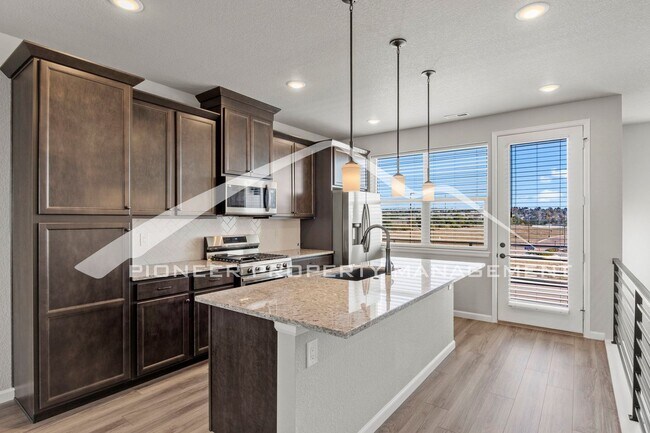Foto del edificio - Contemporary Townhome in the Vibrant Interquest Low Maintenance Community with 2 car garage, Wash...