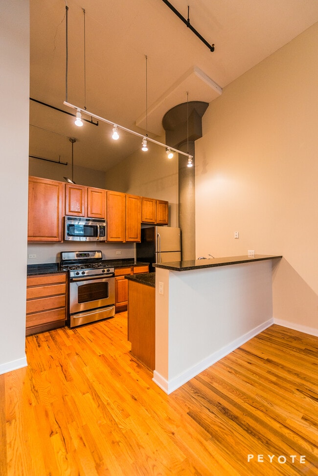 Building Photo - 1224 W Van Buren St