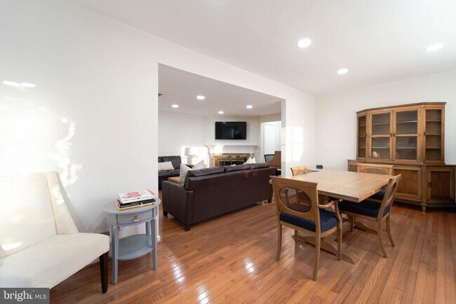 Foto del edificio - 5105 Spring Rock Ct