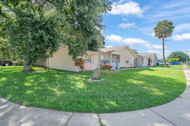 Foto del edificio - 2147 Sandalwood Dr