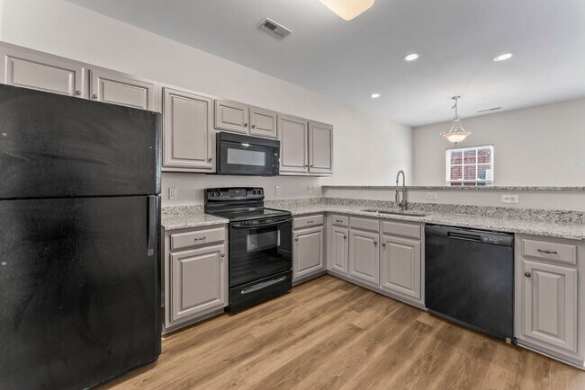 Foto del edificio - Updated 2BR Townhome with Dual Primary Suites & Walk-In Closets!
