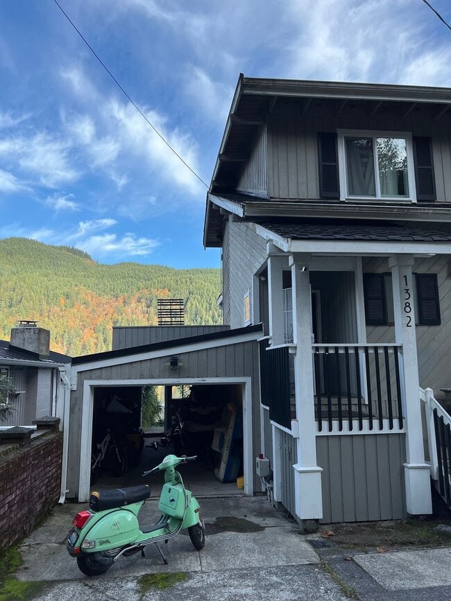 Building Photo - 4 Bedroom Single Family Home in Lake Samis...