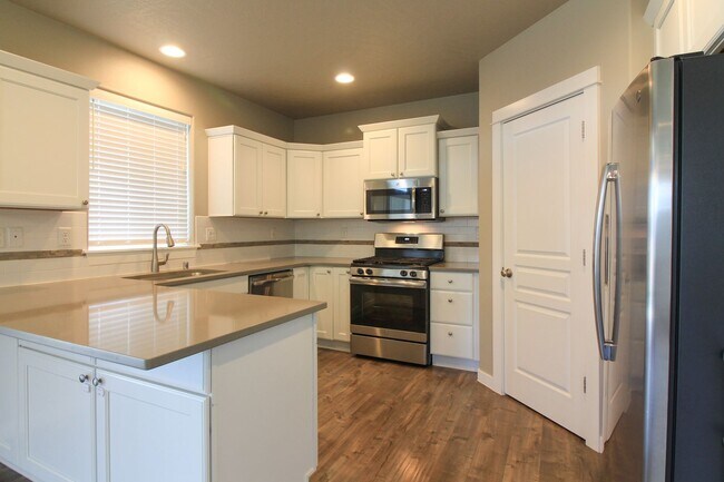 Foto del edificio - 4 Bedroom, 2.5 Bath Home in South Kennewick