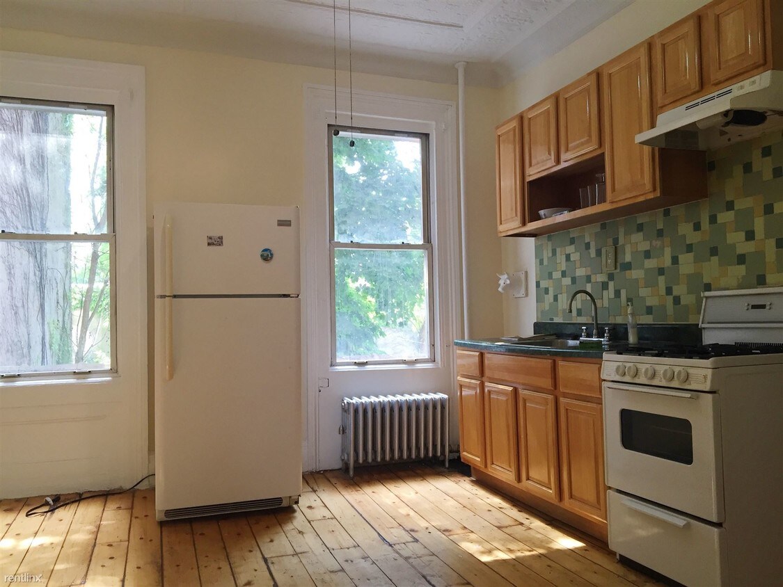Primary Photo - 683 Lorimer St