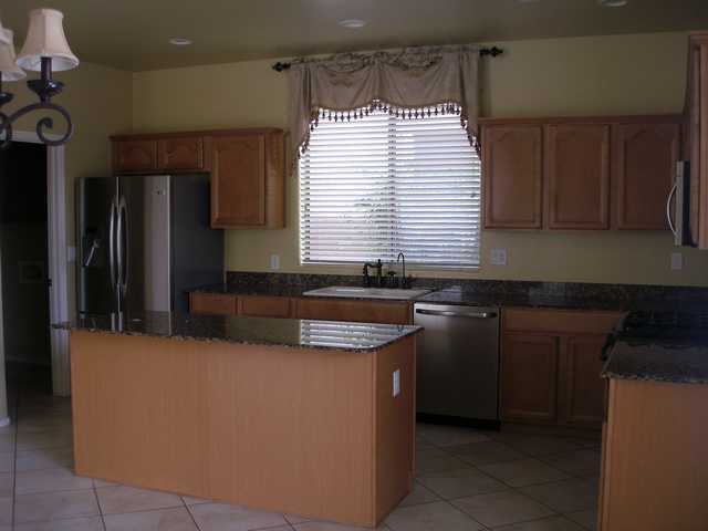Building Photo - 4 Bed 2.5 Bath Home! Beautiful Kitchen! Gr...