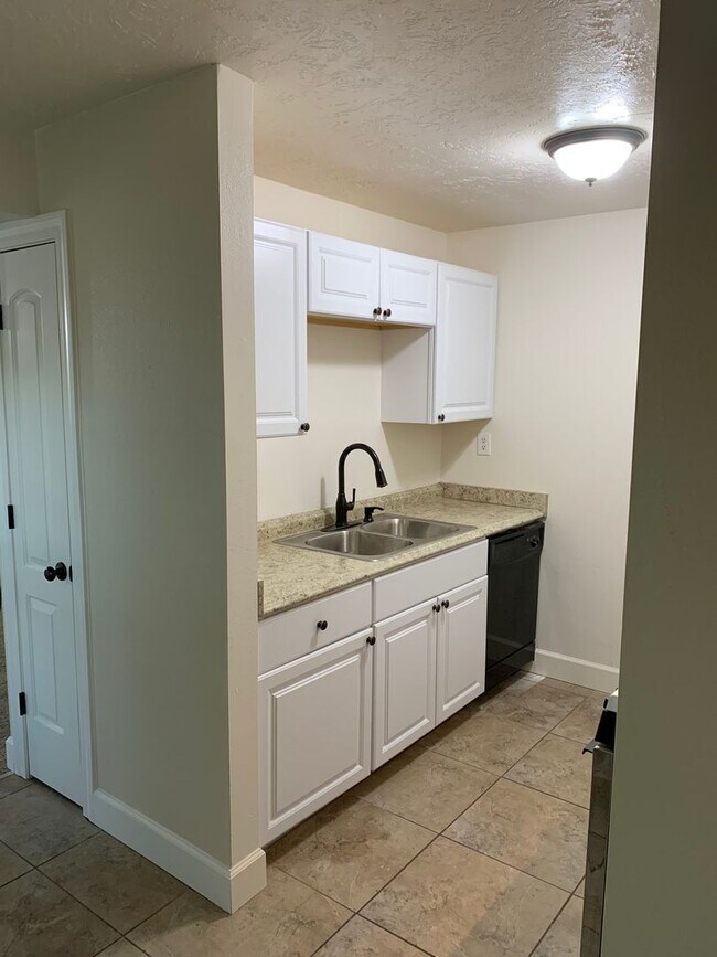 Foto del edificio - HAS IT ALL!  One Bedroom Condo; Murray; /Garage & Pool