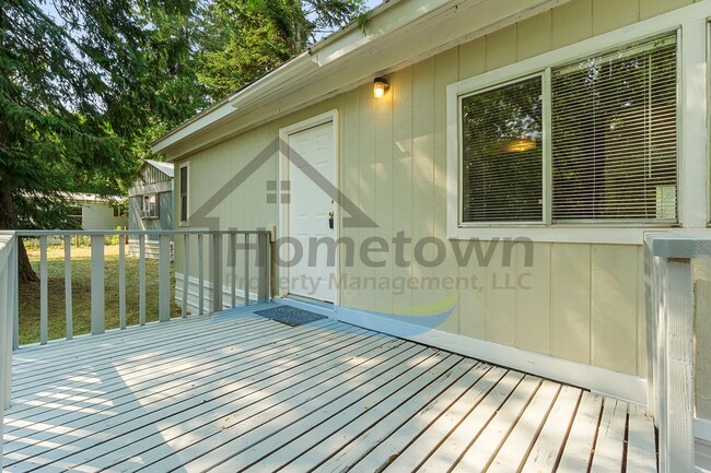 Building Photo - 3 Bedroom 2 Bathroom Home with Off-Street ...