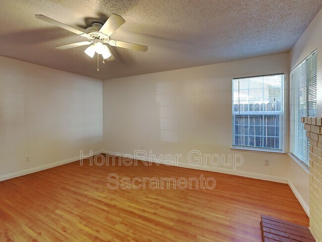 Building Photo - 2736 Mendonca Dr