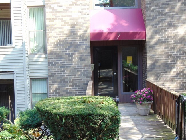 Building Photo - 838 Main St