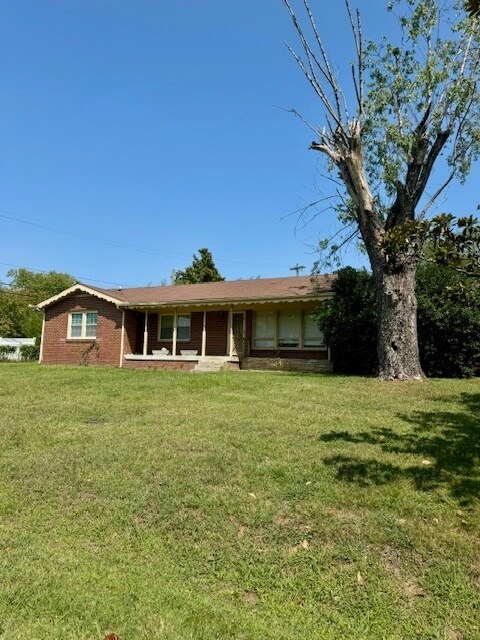 Primary Photo - 2BR/1BA WITH STUDY! Detached garage with w...