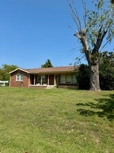 Building Photo - 2200 Crestline Dr