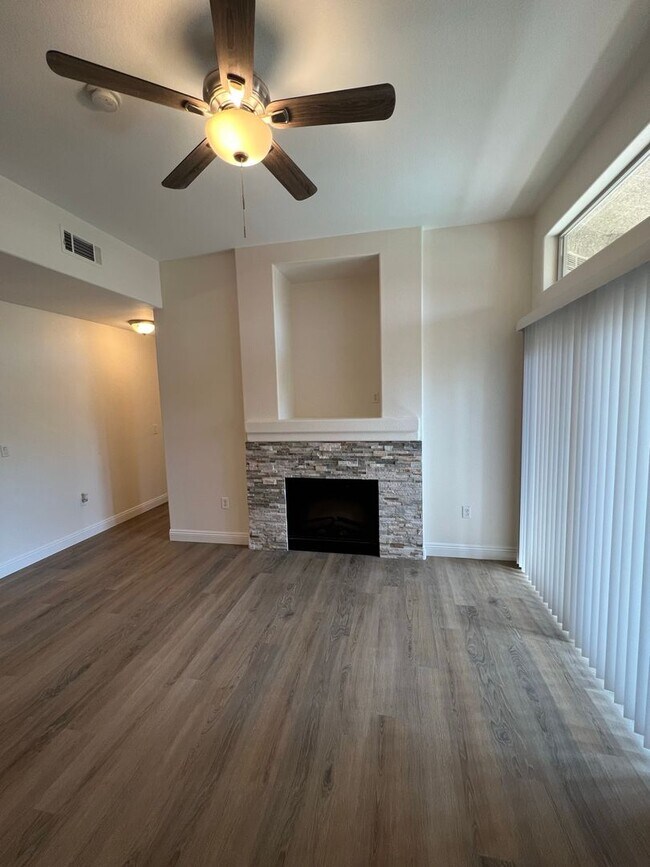 Foto del edificio - Beautifully remodeled 3 bedroom 2 bathroom downstairs condo right next to the pool!!