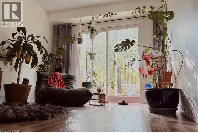 Photo du bâtiment - 279 Bluevale St N