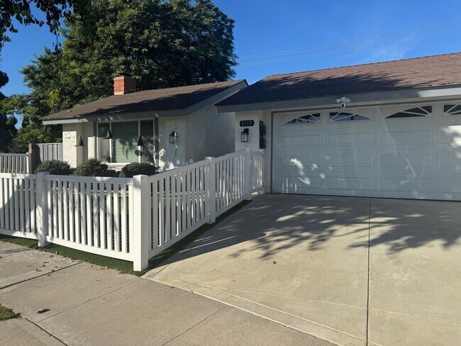 Building Photo - Charming 2-Bedroom, 1.5-Bath Apartment wit...