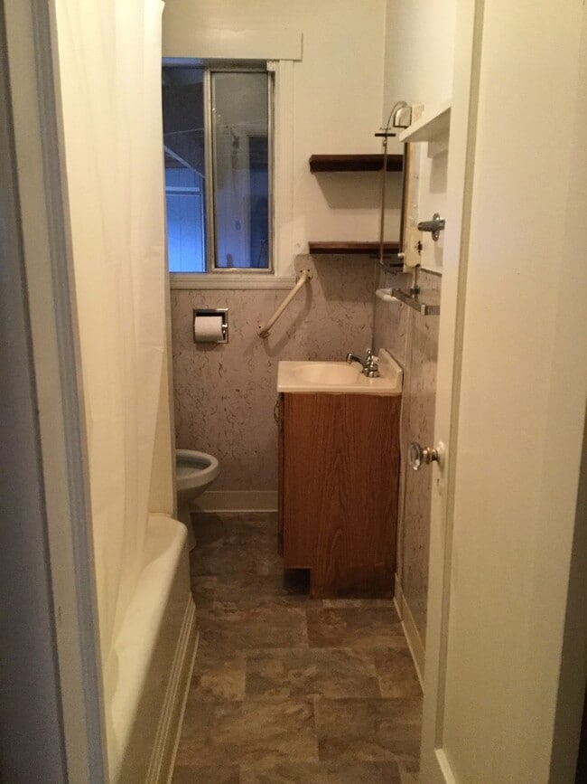 Foto del edificio - McCullough - 220 PacTerr, 201&amp;203 CL-PM-009-0425