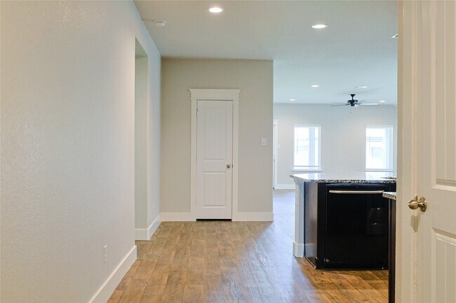 Foto del edificio - 707 Acacia Park Ln