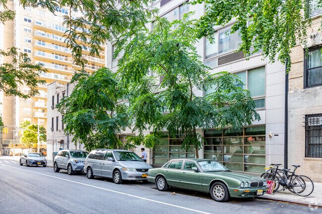 Building Photo - 242 E 25th St