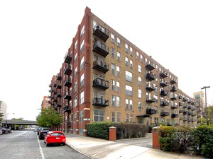 Building Photo - 420 S Clinton St