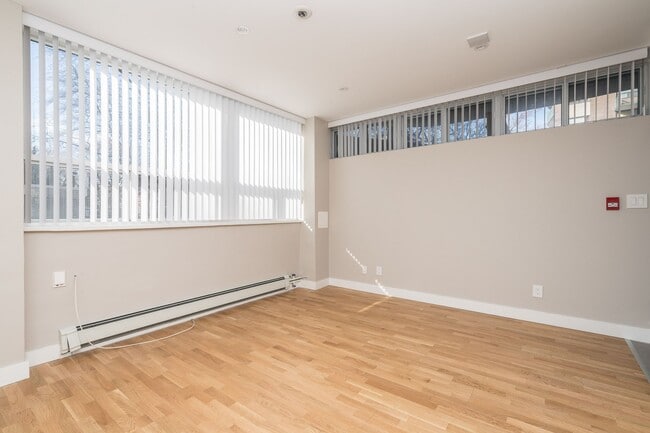 Building Photo - 190 Jameson Ave