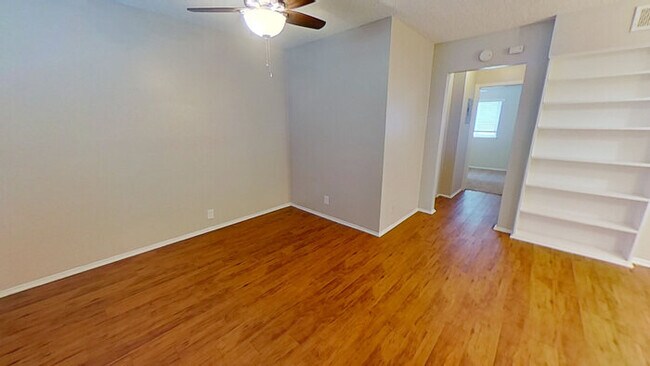 Foto del edificio - 2401 Manor Rd