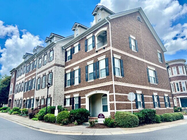 Foto del edificio - Spacious Townhome with Elevator!