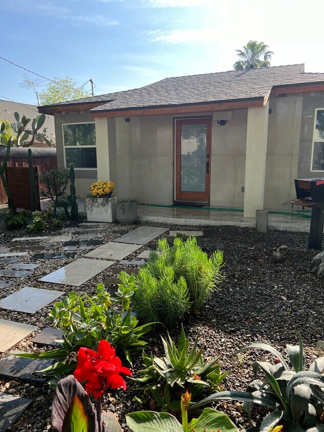 freshly remodeled, great location two bedroom house - 261 N Oak Ave