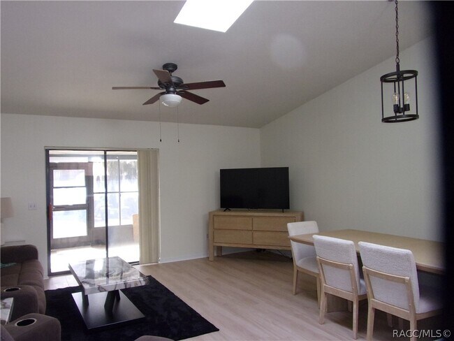 Foto del edificio - 876 Pritchard Island Rd