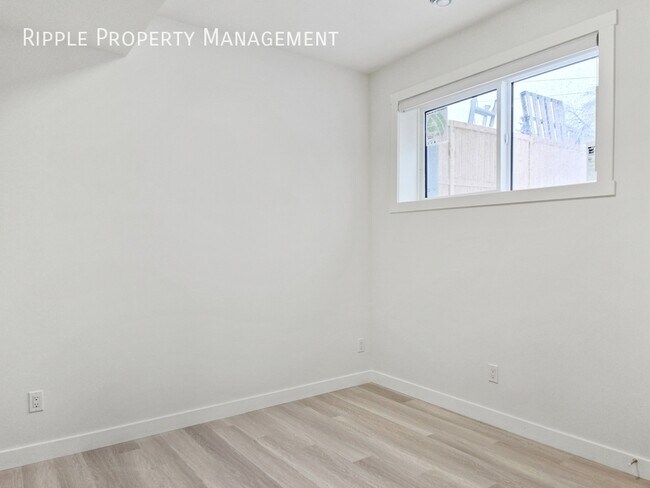 Photo du bâtiment - NEW 2 Beds/ 1 Baths Lower Unit in Bowness