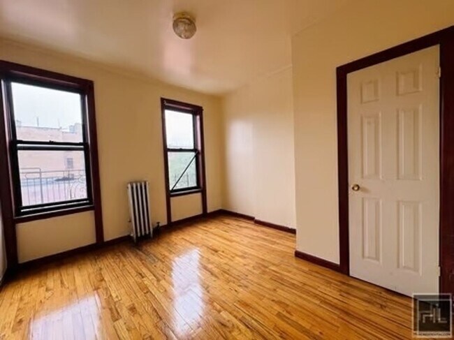 Foto del edificio - ROGERS AVENUE