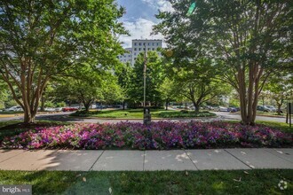 Building Photo - 10201 Grosvenor Pl