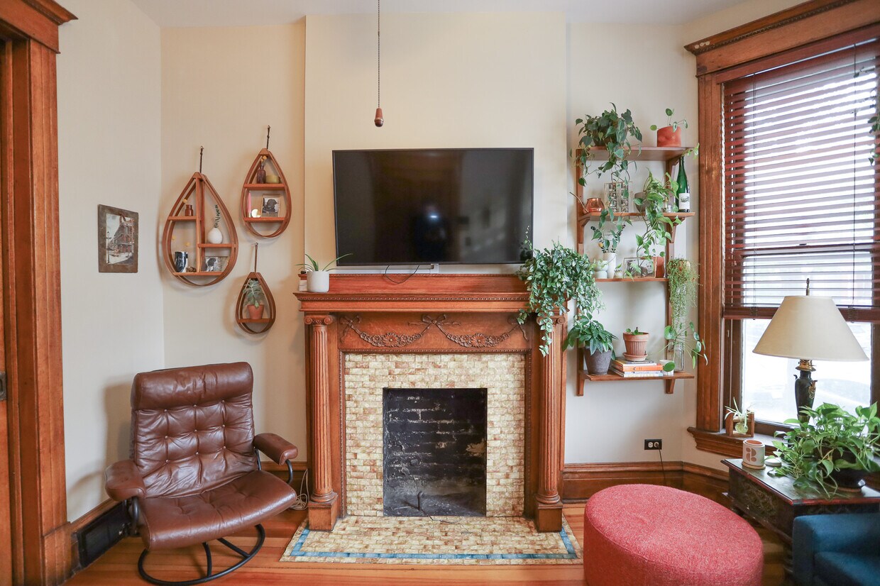 Living Room - 1125 N Damen Ave
