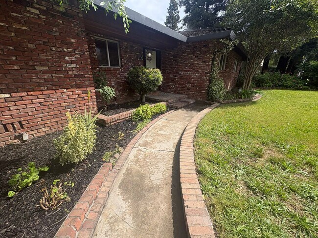 Foto del edificio - IMMEDIATE MOVE IN! Charming Vintage Sacramento 3 Bed / 1.5 Bath Home with Large Private Yard