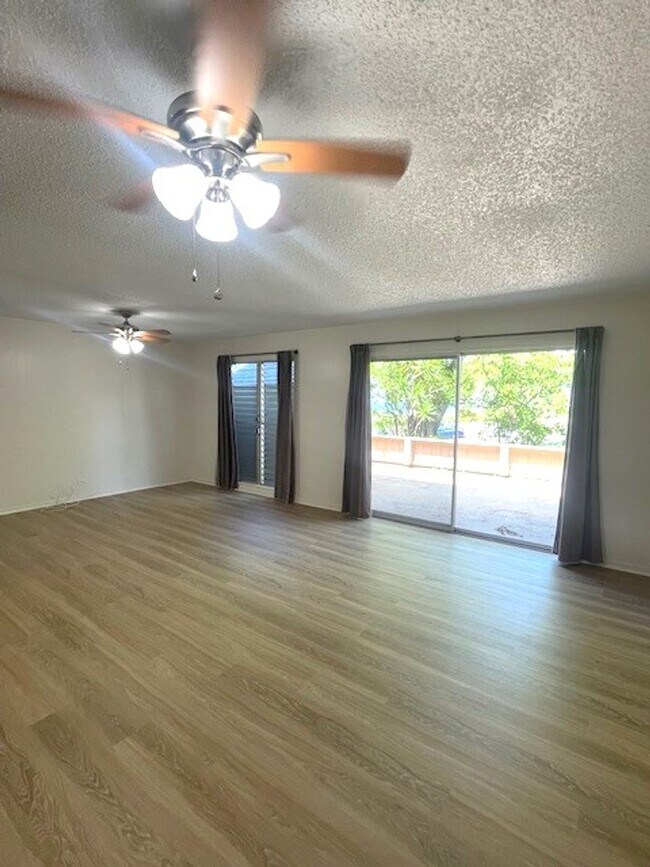 Foto del edificio - 4 bed/ 2 bath Townhome in Makakilo, Utilit...