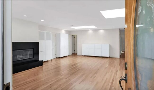Building Photo - Spacious 4 Bed, 4 Bath Executive Home on Peaceful Cul-de-Sac!