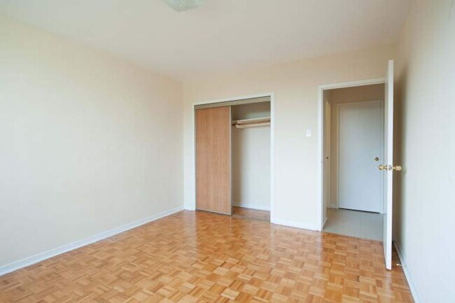 Photo du bâtiment - 1 bedroom in the heart of Port Credit-Mississauga with panoramic views