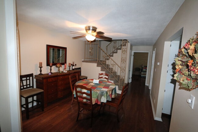 Building Photo - 2727 S Lakeshore Dr