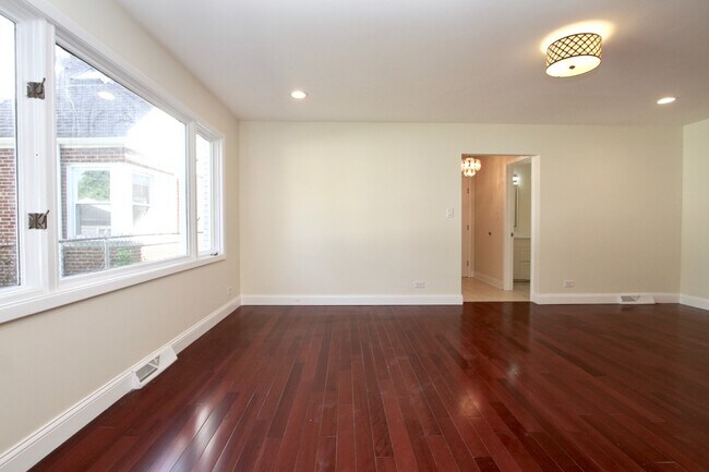 Foto del edificio - 8218 Springfield Ave