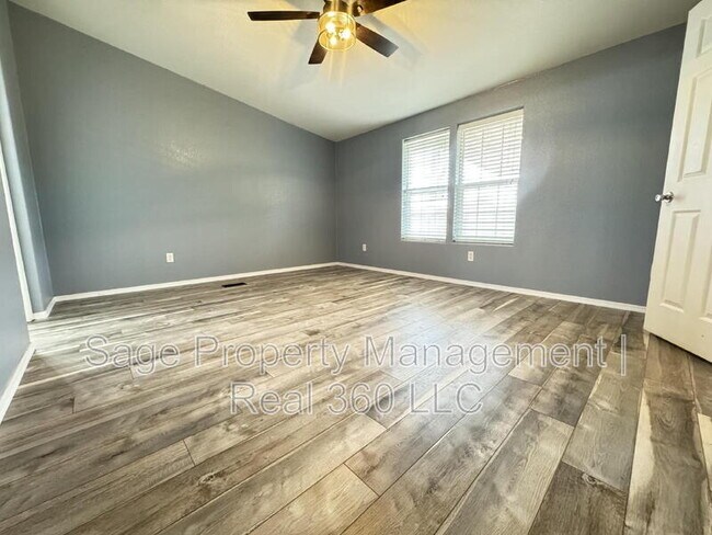 Foto del edificio - 4879 N Monterey Dr