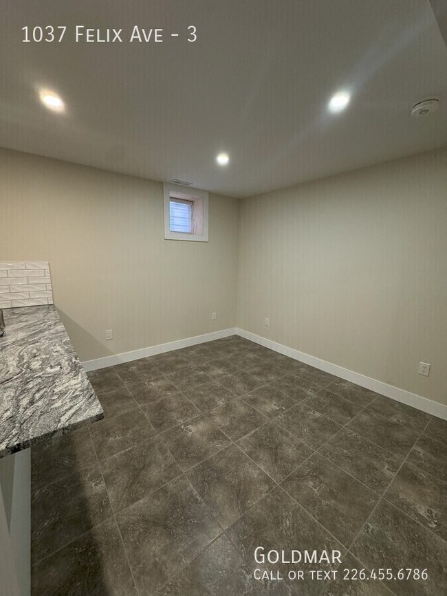 Photo du bâtiment - Newly updated lower unit in convenient loc...